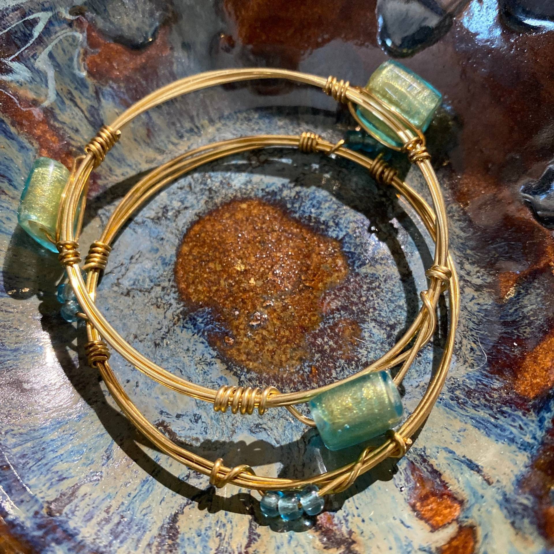 Armreif Armband Set Aus Zwei, Aqua Und Gold Perlen Armreifen, Stapel Armreifen Armreif Armband Set Aus Zwei, Aqua Und Gold Perlen Armreifen, Stapel Armreifen von PeaceLoveandBaubles