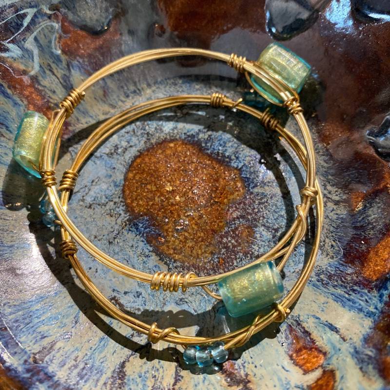 Armreif Armband Set Aus Zwei, Aqua Und Gold Perlen Armreifen, Stapel Armreifen Armreif Armband Set Aus Zwei, Aqua Und Gold Perlen Armreifen, Stapel Armreifen von PeaceLoveandBaubles