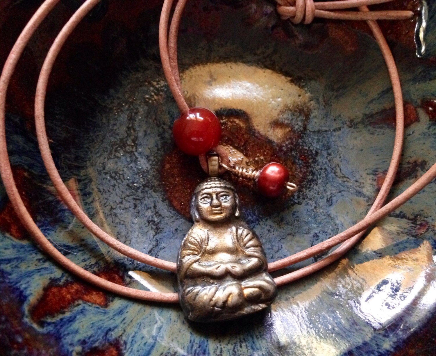 Buddha Halsband, Leder Und Polymer Clay Hand Crafted Mit Karneol Süßwasserperlen, Boho-Chic Buddha Halsband, Leder Und Polymer Clay Hand Crafted Mit Karneol Süßwasserperlen, Boho-Chic von PeaceLoveandBaubles