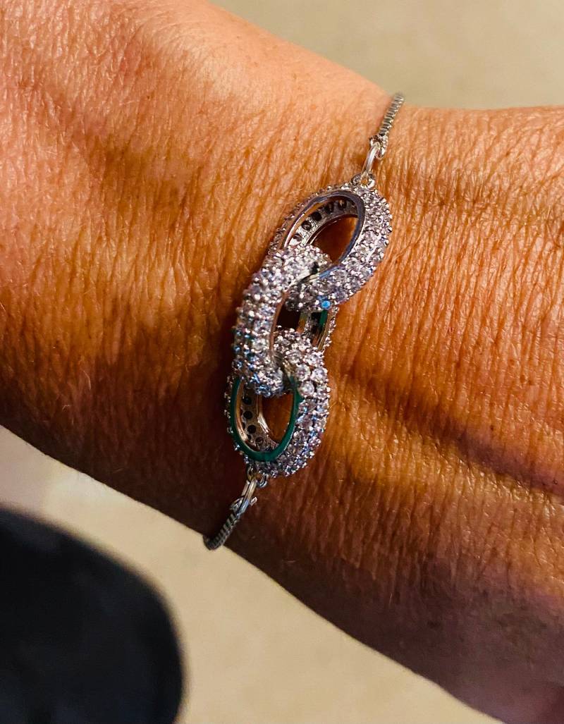 Cz Encrusted Interlocking Ringe Verstellbares Armband Cz Encrusted Interlocking Ringe Verstellbares Armband von PeaceLoveandBaubles