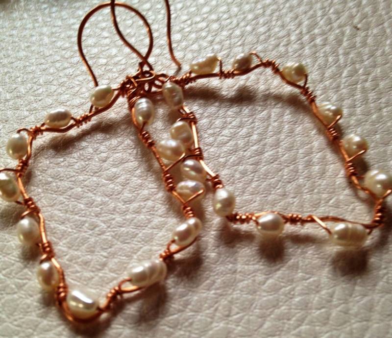 Draht Gewickelt Seed Pearl Earring, Perlenohrring, Freeform Diamant Geformt Kupfer Ohrring Draht Gewickelt Seed Pearl Earring, Perlenohrring, Freeform Diamant Geformt Kupfer Ohrring von PeaceLoveandBaubles