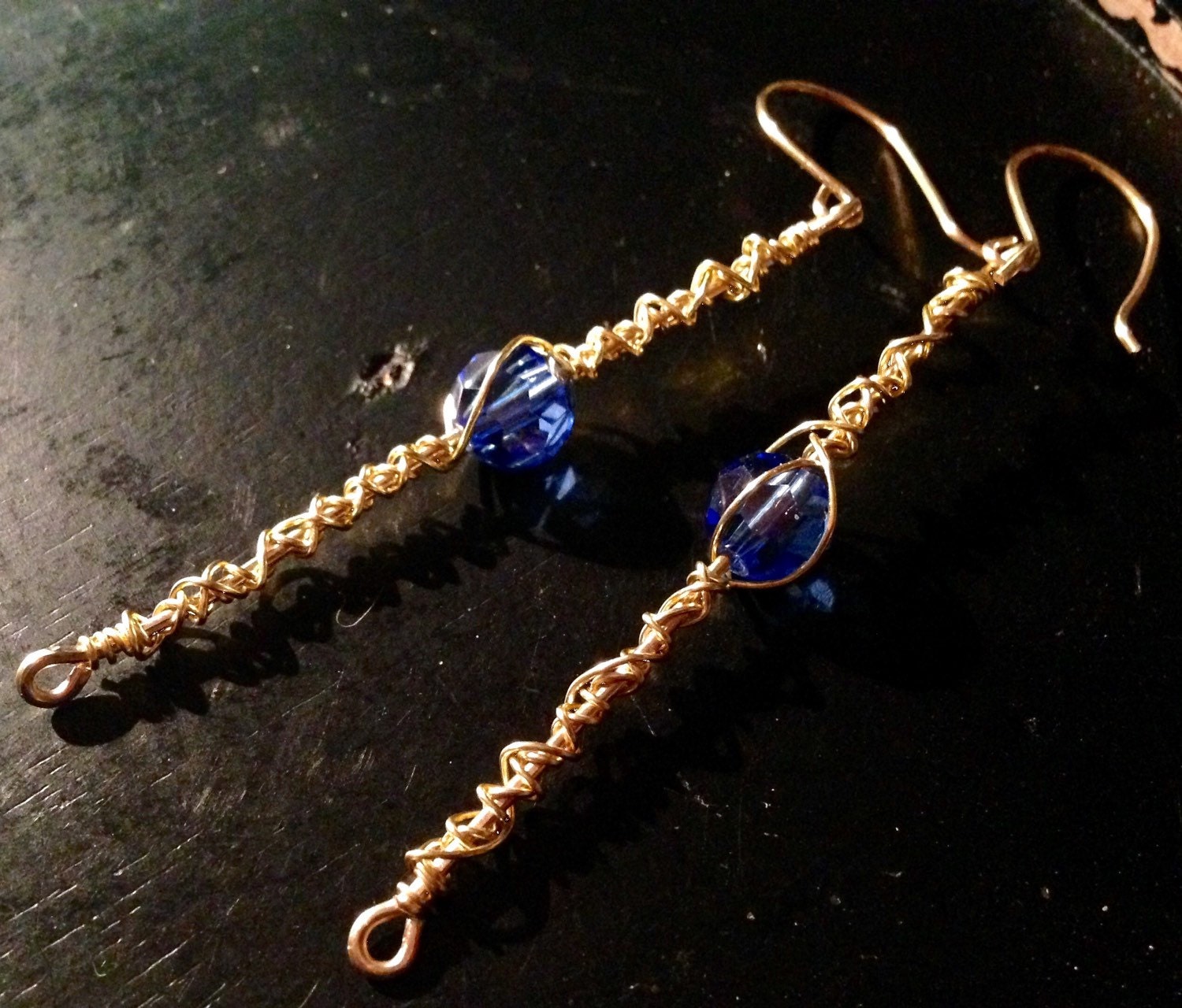 Gold Draht Ohrringe Mit Saphir Blau Kristall, Kostenloser Us-Versand Gold Draht Ohrringe Mit Saphir Blau Kristall, Kostenloser Us-Versand von PeaceLoveandBaubles