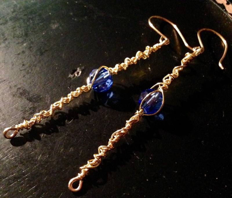 Gold Draht Ohrringe Mit Saphir Blau Kristall, Kostenloser Us-Versand Gold Draht Ohrringe Mit Saphir Blau Kristall, Kostenloser Us-Versand von PeaceLoveandBaubles