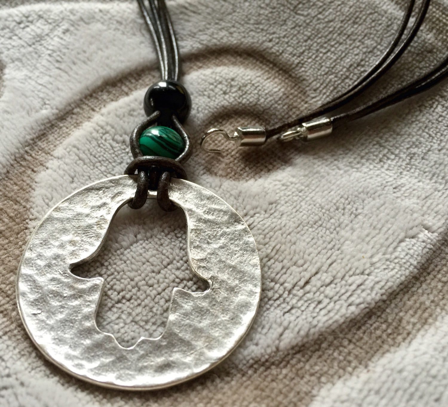 Hamsa, Hand Von Fatima Gehämmert Kreis, Malachit Und Schwarz Onyx Statement Halskette, Kostenloser Us-Versand Hamsa, Hand Von Fatima Gehämmert Kreis, Malachit Und Schwarz Onyx Statement Halskette, Kostenloser Us-Versand von PeaceLoveandBaubles