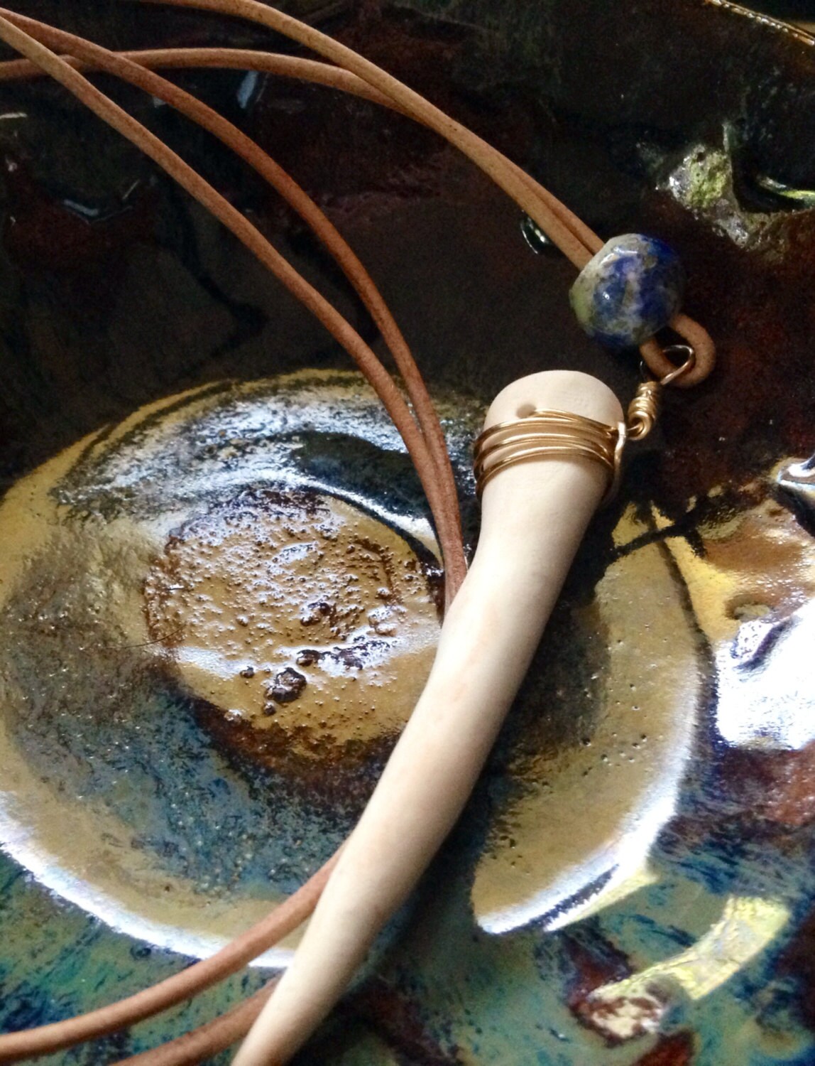 Kunstgeweih Halskette, Polymer Clay Mit Draht, Leder, Und Sodalith Stein, Faux Tusk Halskette Kunstgeweih Halskette, Polymer Clay Mit Draht, Leder, Und Sodalith Stein, Faux Tusk Halskette von PeaceLoveandBaubles