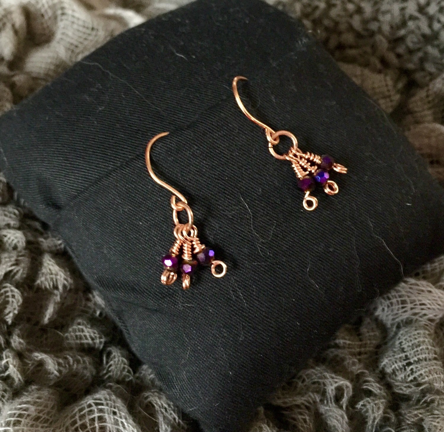 Kupfer Und Kristall Ohrringe, Ohrhänger Mit Deep Magenta-Kristallen Kupfer Und Kristall Ohrringe, Ohrhänger Mit Deep Magenta-Kristallen von PeaceLoveandBaubles