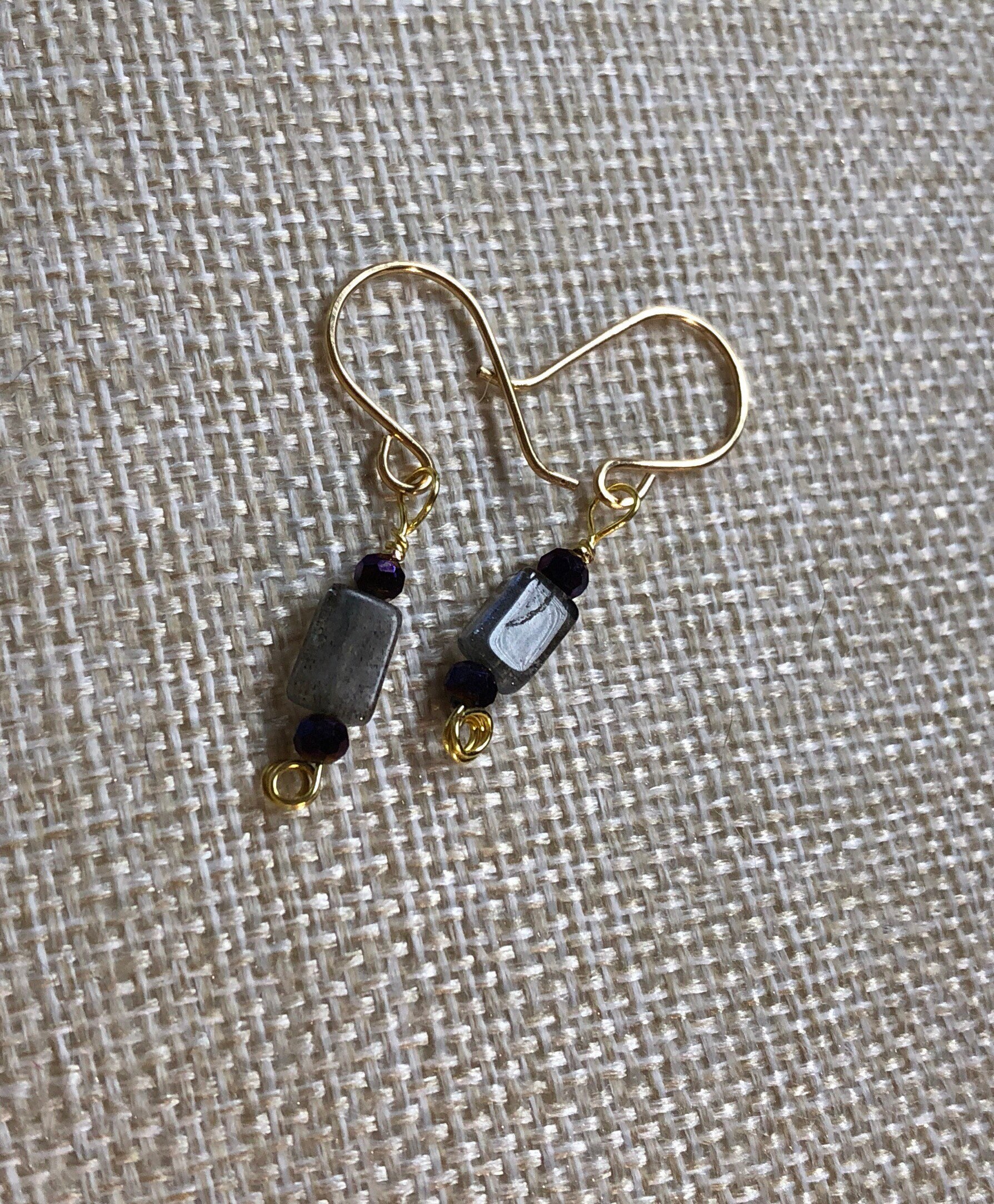 Labradorit Und Kristallohrringe Mit Bronze-Akzenten Labradorit Und Kristallohrringe Mit Bronze-Akzenten von PeaceLoveandBaubles