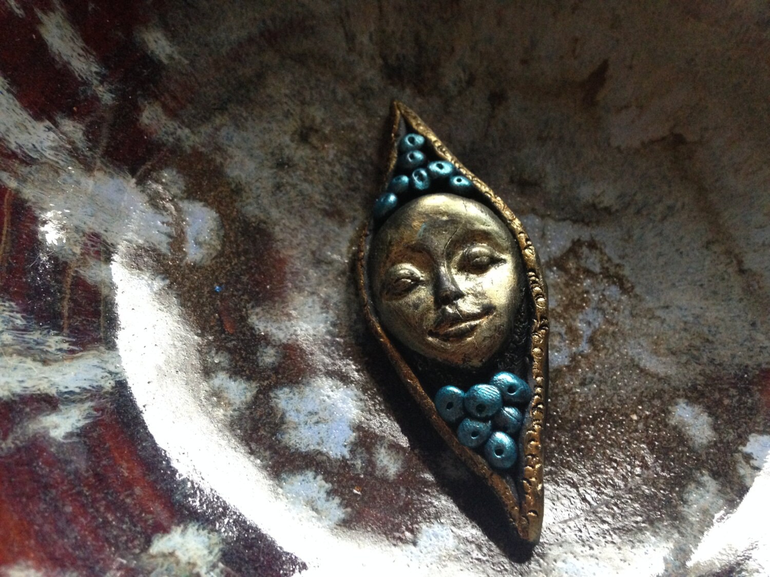 Polymer Clay Gesicht Anhänger Halskette, Ooak Sculpted Länglicher Mit Blau-Grünen Akzenten Polymer Clay Gesicht Anhänger Halskette, Ooak Sculpted Länglicher Mit Blau-Grünen Akzenten von PeaceLoveandBaubles