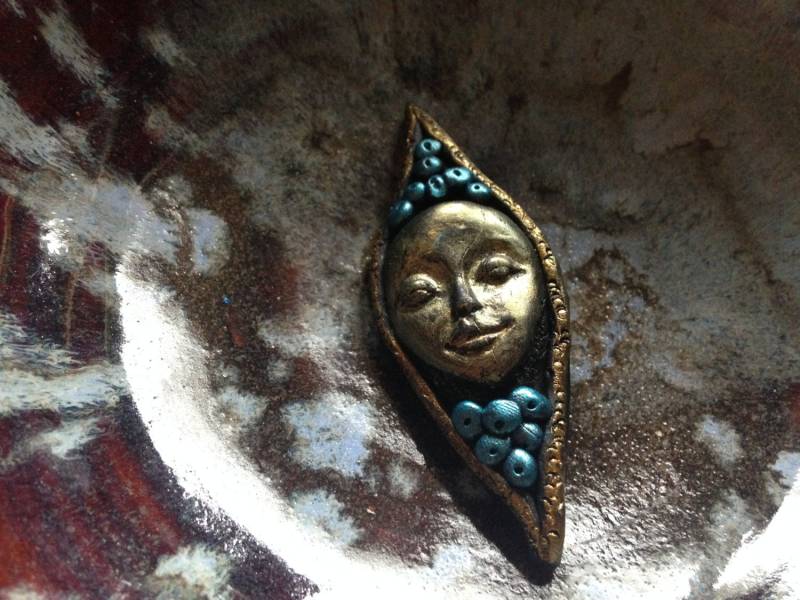 Polymer Clay Gesicht Anhänger Halskette, Ooak Sculpted Länglicher Mit Blau-Grünen Akzenten Polymer Clay Gesicht Anhänger Halskette, Ooak Sculpted Länglicher Mit Blau-Grünen Akzenten von PeaceLoveandBaubles