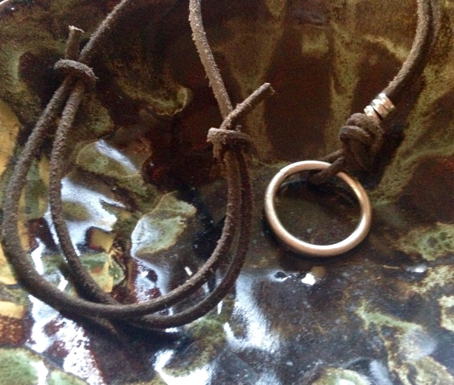 Surfer Halskette Mit Braunen Lederschnur Und Silber Vergoldet Stahl Kreis, Verstellbare Kreis Surfer Halskette Mit Braunen Lederschnur Und Silber Vergoldet Stahl Kreis, Verstellbare Kreis von PeaceLoveandBaubles