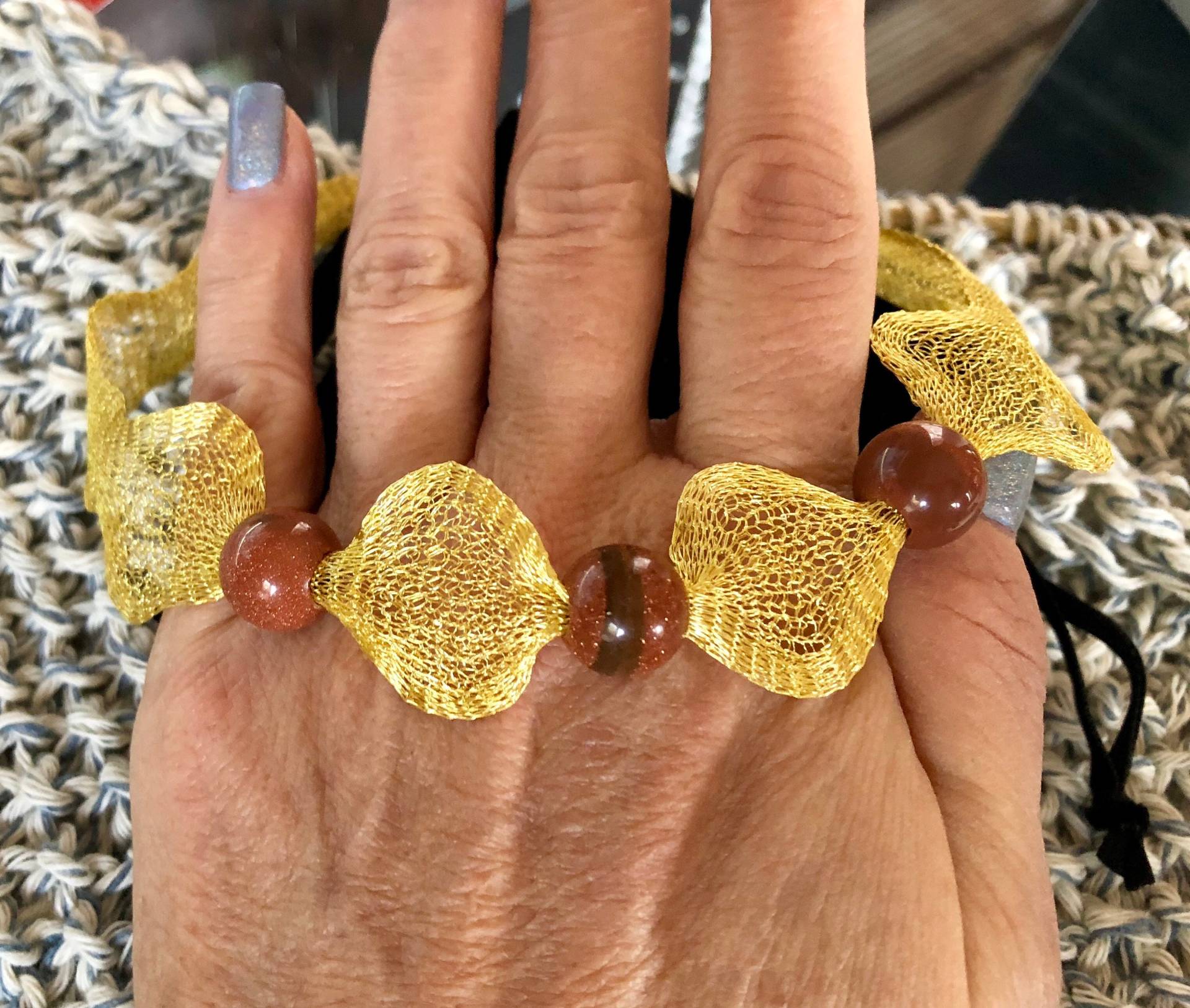 Titan Draht Gold Und Sandstein Halskette Titan Draht Gold Und Sandstein Halskette von PeaceLoveandBaubles