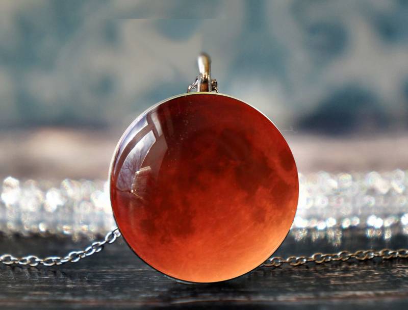 Roter Mond Anhänger , Blutmond Halskette Gothic Schmuck Roter Hexen von PeaceOfCat