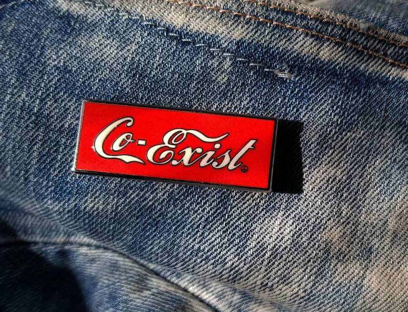 Co-Existieren Emaille Pin von PeaceProspects
