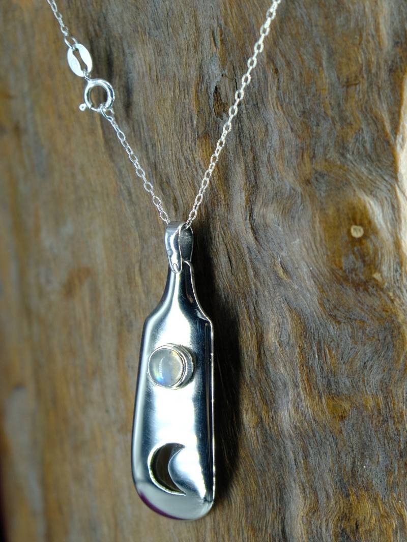 Löffel Anhänger Aus Recyceltem Silber Mit Regenbogen Mondstein Und Halbmond Cut Out von PeaceShedTinker