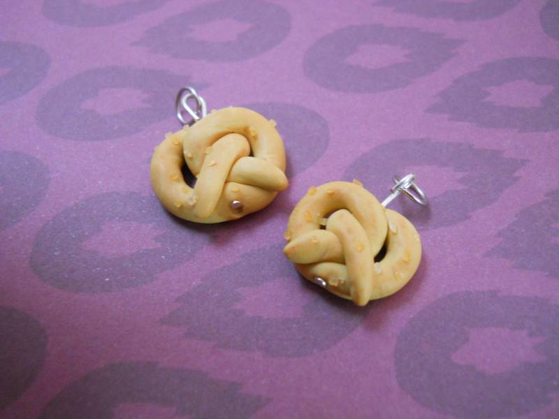 Polymer Clay Brezel Mit Salz Charm/Armband Ohrringe Schlüsselanhänger Polymer Clay Brezel Mit Salz Charm/Armband Ohrringe Schlüsselanhänger von PeacecakeKeepsakes