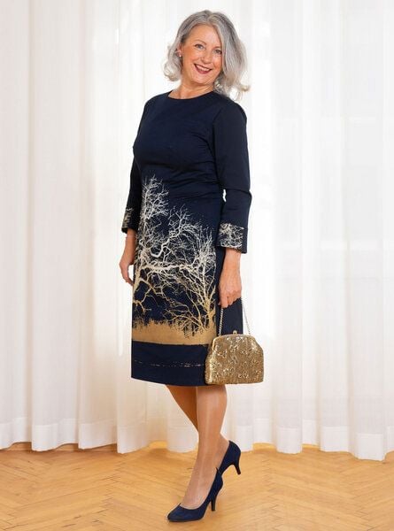 Peaces.bio - handbedruckte Biomode Etui-Festkleid "Zauberlandschaft" in Dunkelblau von Peaces.bio - handbedruckte Biomode