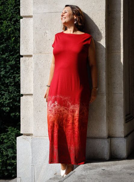 Peaces.bio - handbedruckte Biomode Wasserfallkleid "Das Gold der Erde" in Rot von Peaces.bio - handbedruckte Biomode