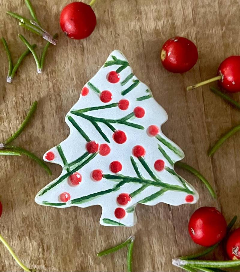 Weihnachtsbaum Pin Natur Inspirierte Urlaub Brosche, Handgefertigte Keramik von PeachBlossomStudio