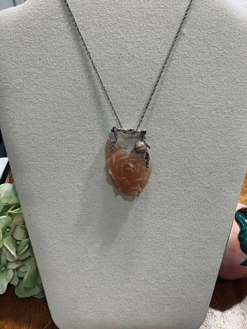 Vintage Handgeschnitzter Pfirsich Topas Blumen Anhänger Mit Kreis Banded Jaspis Akzent Stein An Sterling Silber Ast Gliederkette von PeachSistersInc