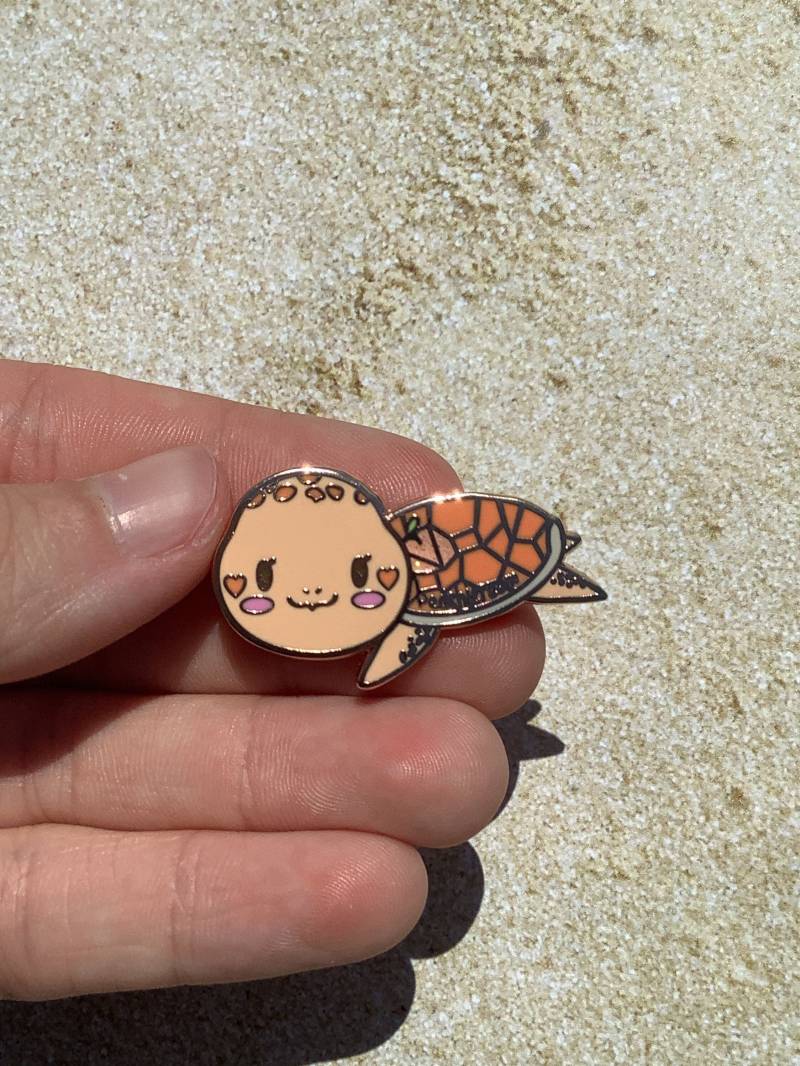 Maddie The Sea Turtle Enamel Pin 30% Geht An Seaturtle Spendenaktion von Peachicreem