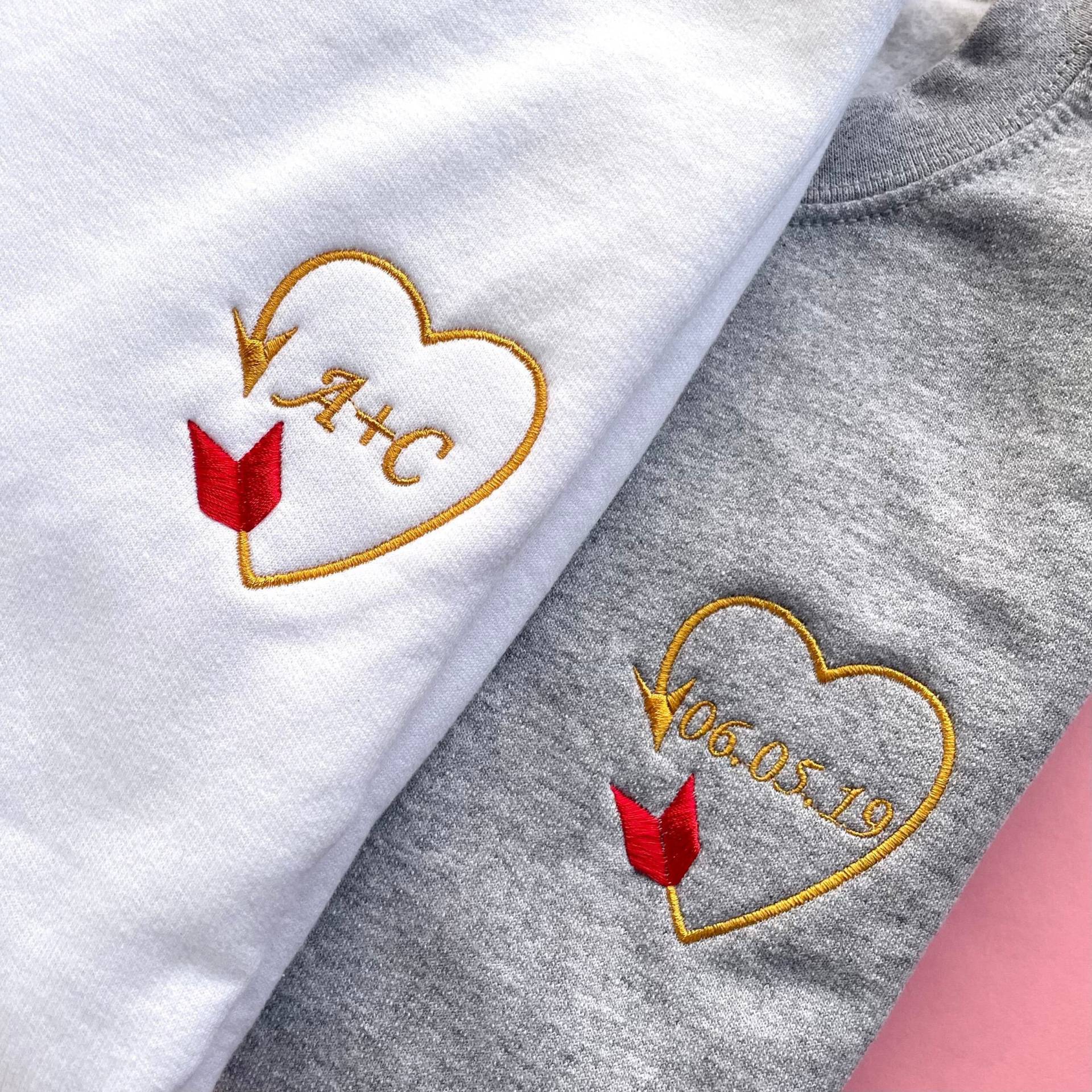 Benutzerdefinierte Initialen Gesticktes Sweatshirt, Erwachsene Unisex, Herz Pfeil Gestickter Rundhalsausschnitt, Personalisiertes Datum Pullover Benutzerdefinierte Initialen Gesticktes Sweatshirt, Erwachsene Unisex, Herz Pfeil Gestickter Rundhalsausschnitt, Personalisiertes Datum Pullover von PeachiepatchesShop