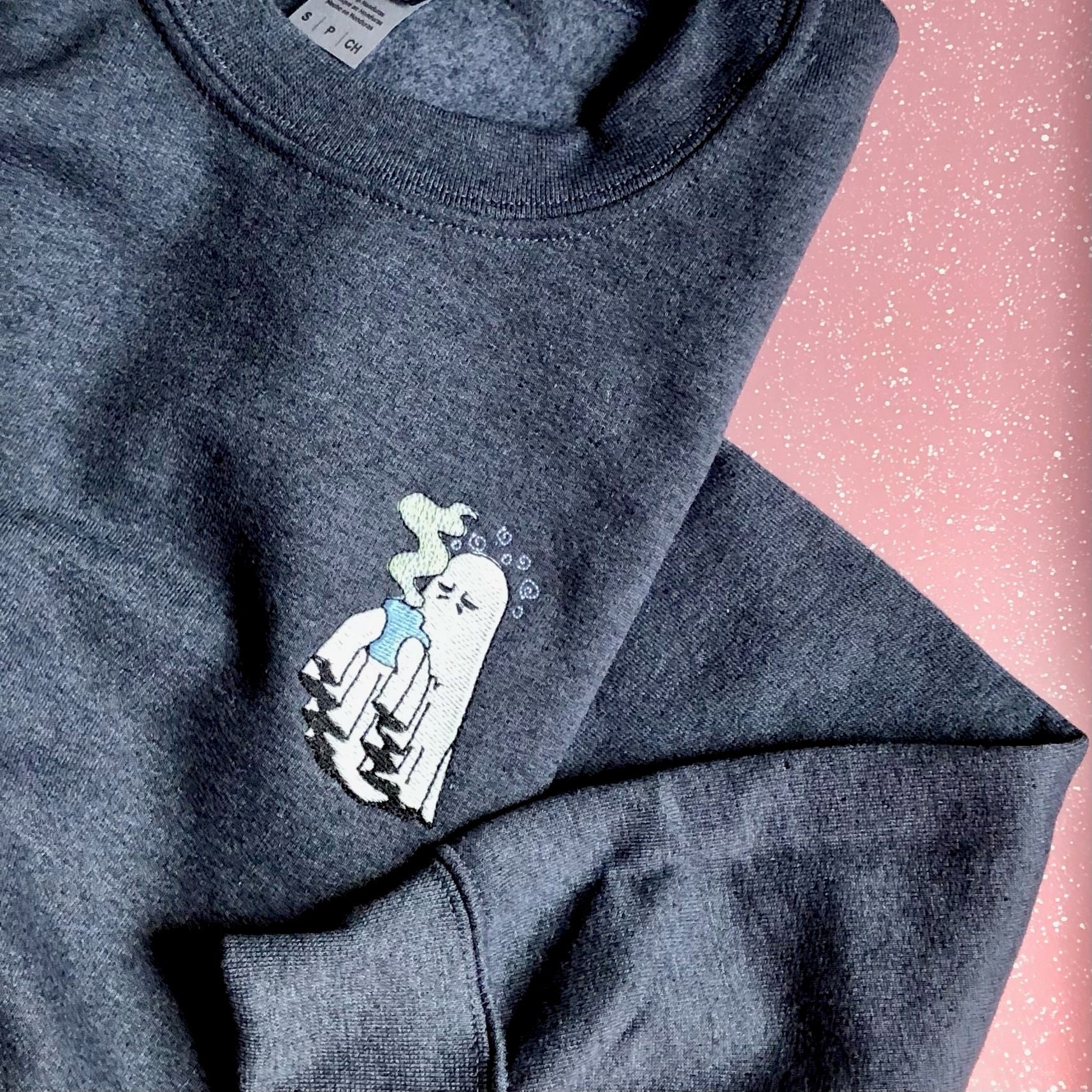 Glühen Im Dunkeln Müder Geist Mit Morgenkaffee Besticktes Sweatshirt, Erwachsene Unisex, Halloween Bestickter Rundhalsausschnitt Für Den Herbst Glühen Im Dunkeln Müder Geist Mit Morgenkaffee Besticktes Sweatshirt, Erwachsene Unisex, Halloween Bestickter Rundhalsausschnitt Für Den Herbst von PeachiepatchesShop