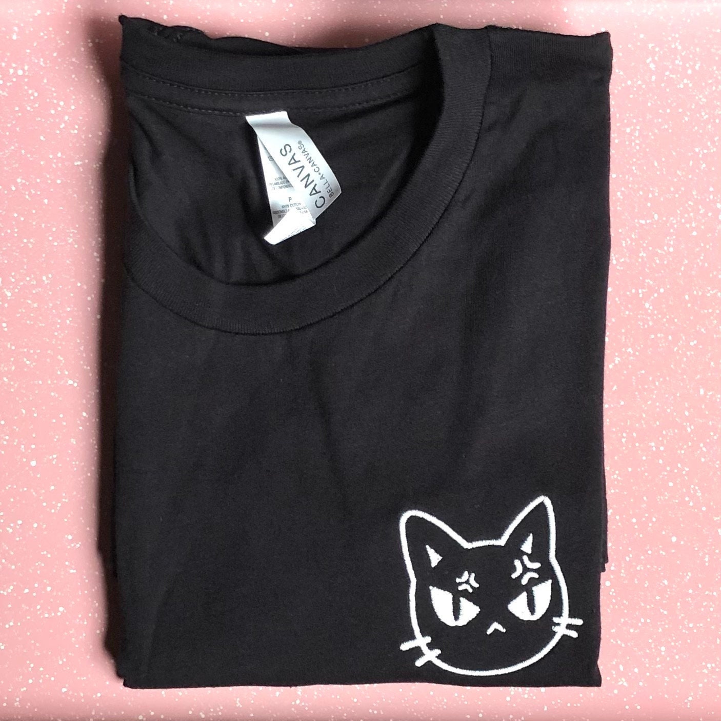 Glühen Im Dunklen Angry Cat Besticktes Shirt, Schwarzes Leichtes T-Shirt Für Erwachsene, Süßes Mad Kitty Embroidery Kätzchenliebhaber Geschenk Glühen Im Dunklen Angry Cat Besticktes Shirt, Schwarzes Leichtes T-Shirt Für Erwachsene, Süßes Mad Kitty Embroidery Kätzchenliebhaber Geschenk von PeachiepatchesShop