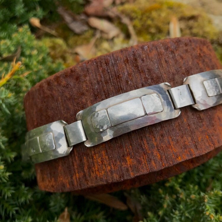 Hand Schmiede Armband Sterling Gehämmert Facetten Minimale Arts & Crafts Modernist von PeachyGlitters