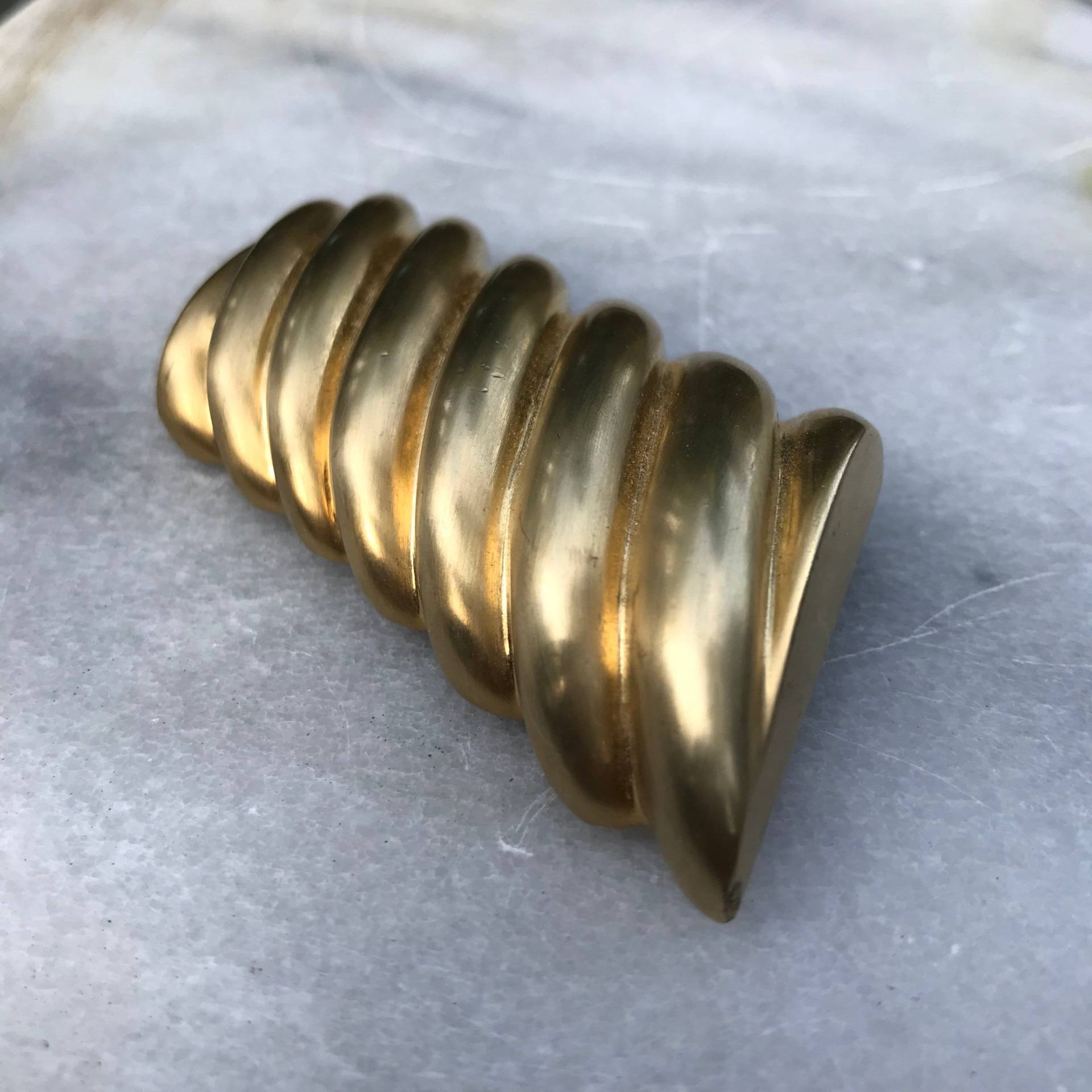 Les Bernards Brosche Post Modern Ribbed Bar Rippled von PeachyGlitters