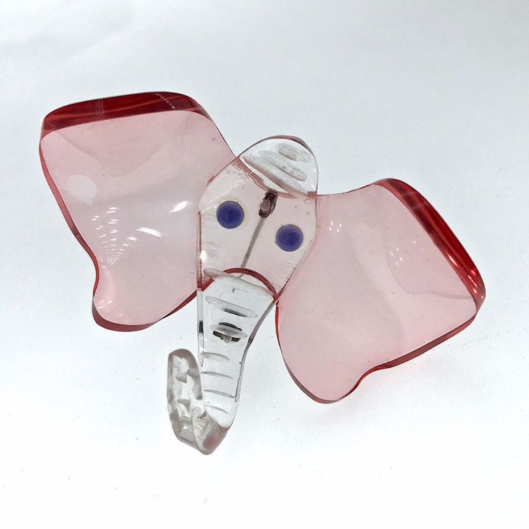Lucite Rosa Elefant Brosche Vintage von PeachyGlitters