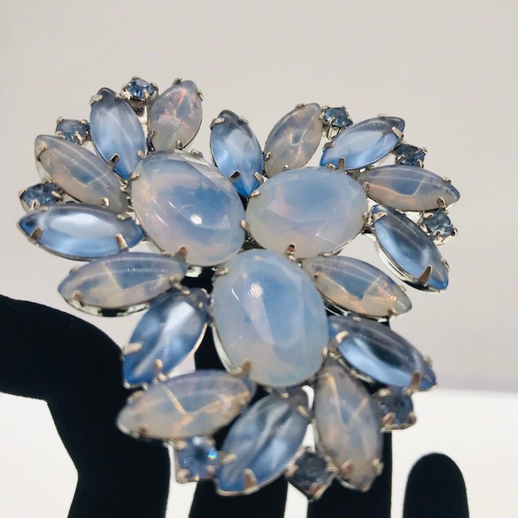 Opalescent Blau Strass Brosche Zacken Set Vintage Ice Braut Open Back von PeachyGlitters