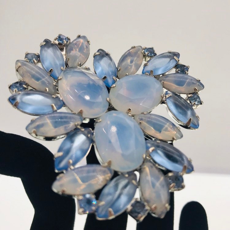 Opalescent Blau Strass Brosche Zacken Set Vintage Ice Braut Open Back von PeachyGlitters