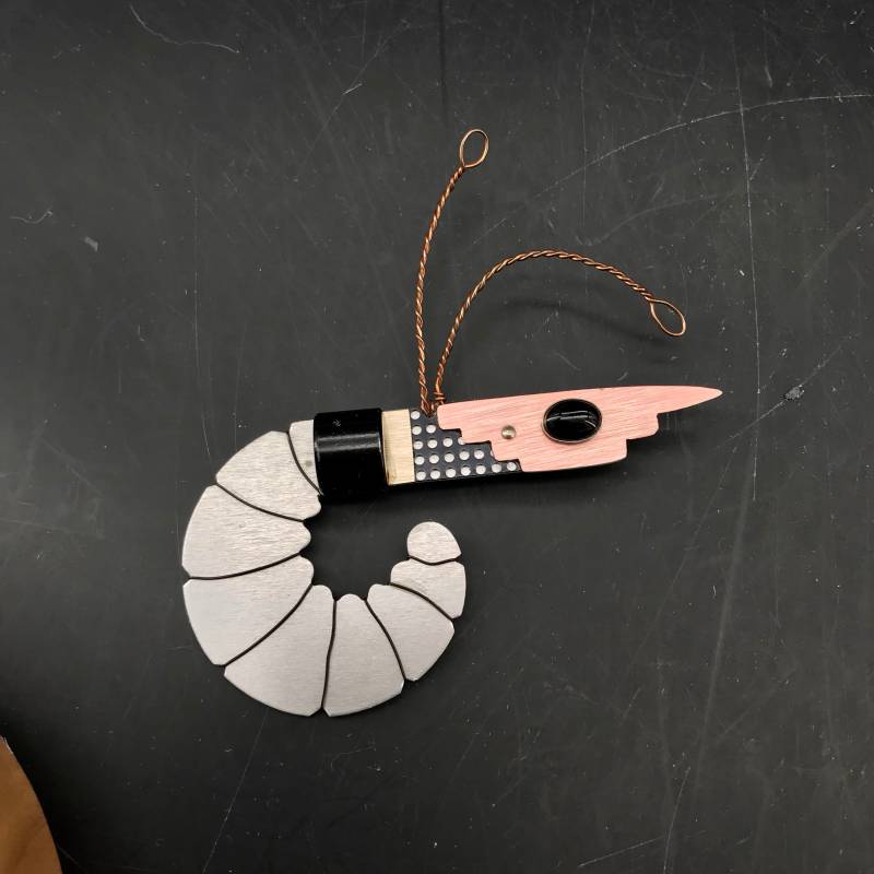 Post Modern Garnelen Brosche von PeachyGlitters