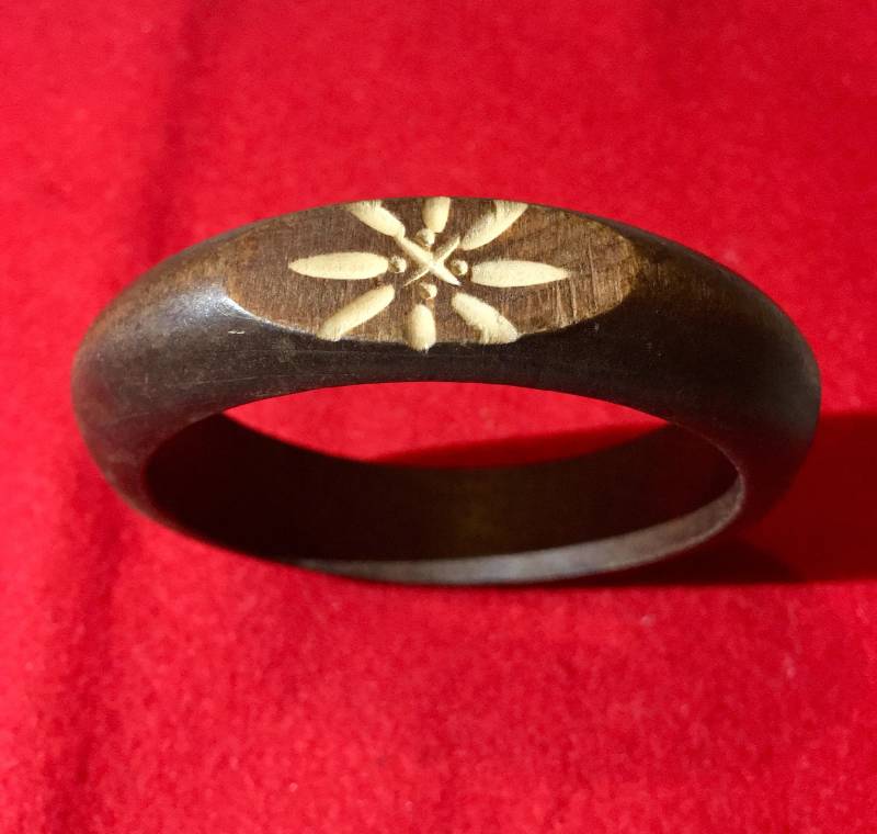Vintage Armreif Bangle Holz Geschnitzt Tikki von PeacockBySandy