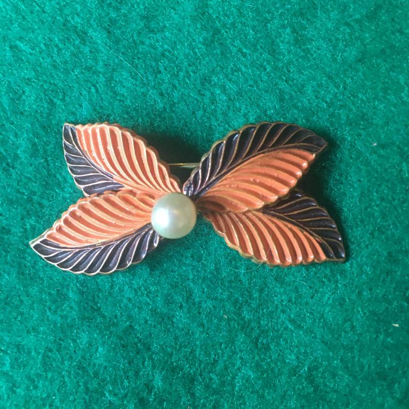 Vintage Brosche Blätter Emailliert Kunstperle von PeacockBySandy