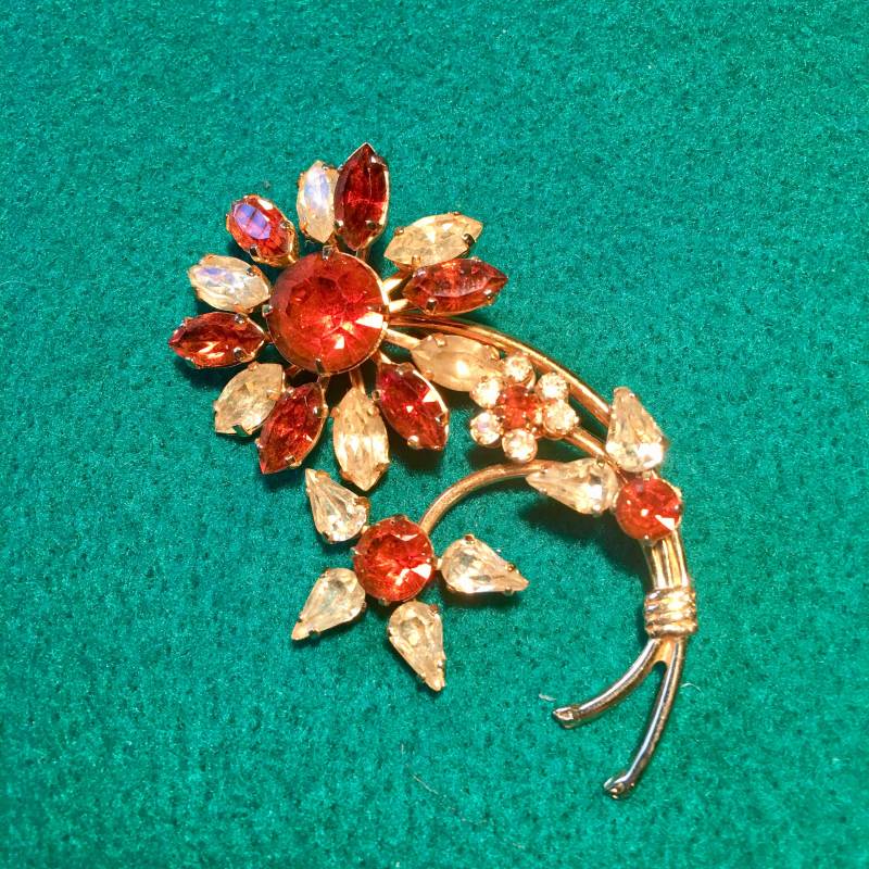 Vintage Brosche Blüten Bernsteinfarbener Und Hellgrüner Strass von PeacockBySandy