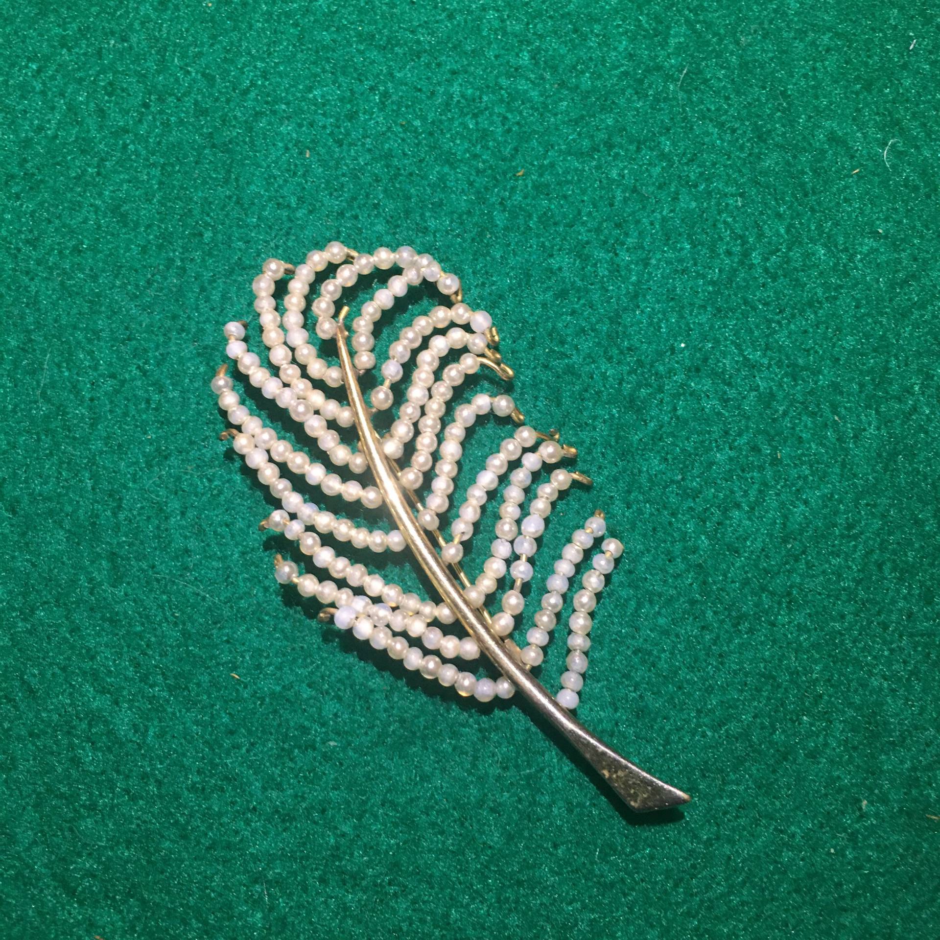 Vintage Brosche Feder Kunstperle von PeacockBySandy