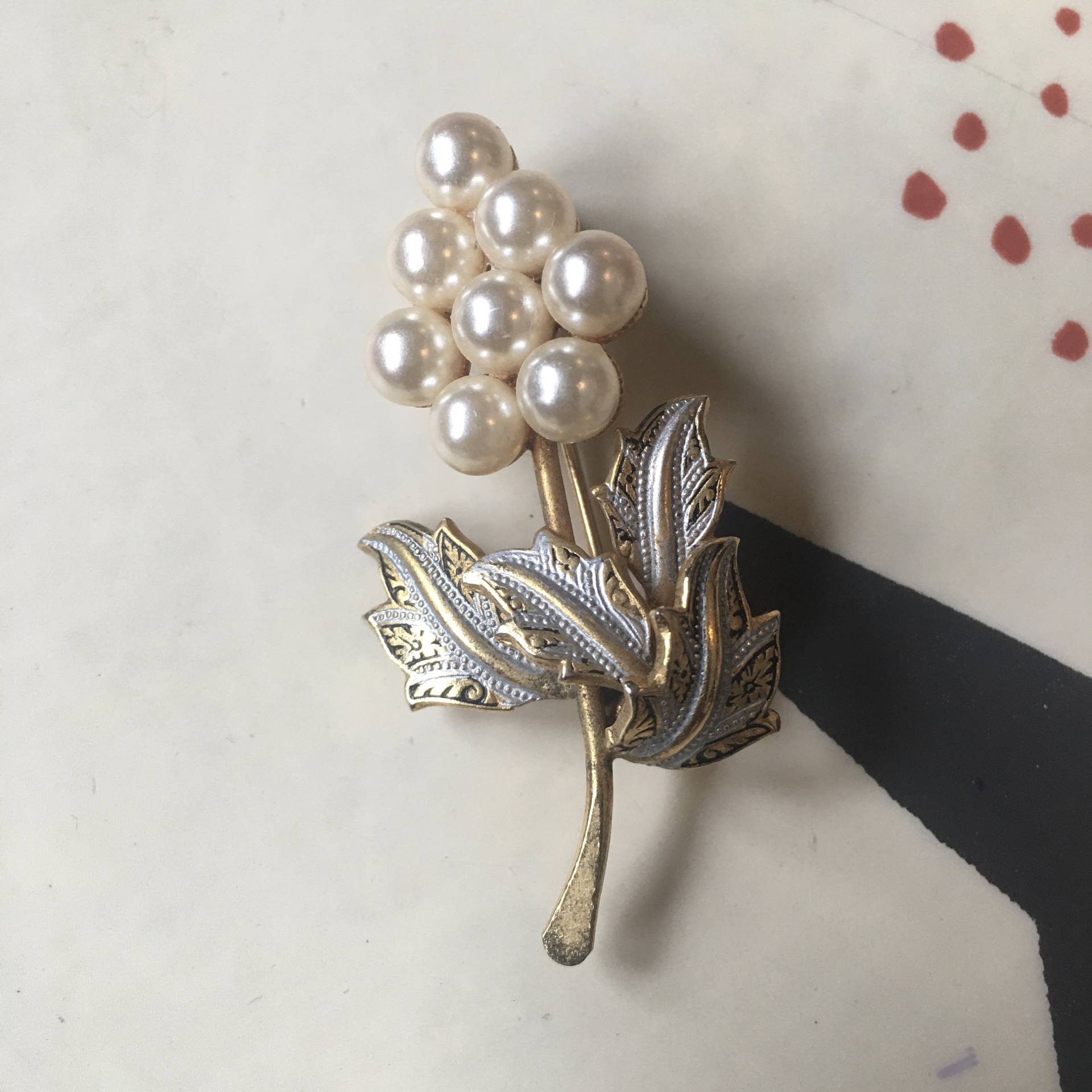 Vintage Brosche Floral Kunstperle Emailliert Vintage Brosche Floral Kunstperle Emailliert von PeacockBySandy