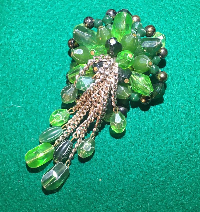 Vintage Brosche Grüner Kunststoff Mit Tasseln von PeacockBySandy