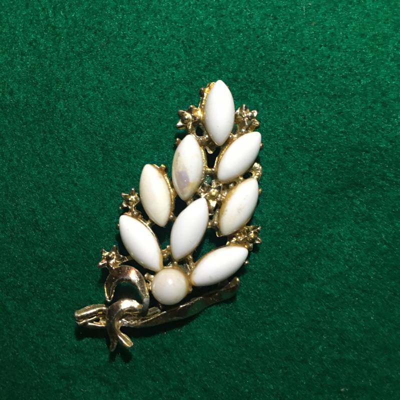 Vintage Brosche Mit Milchglas Elementen von PeacockBySandy
