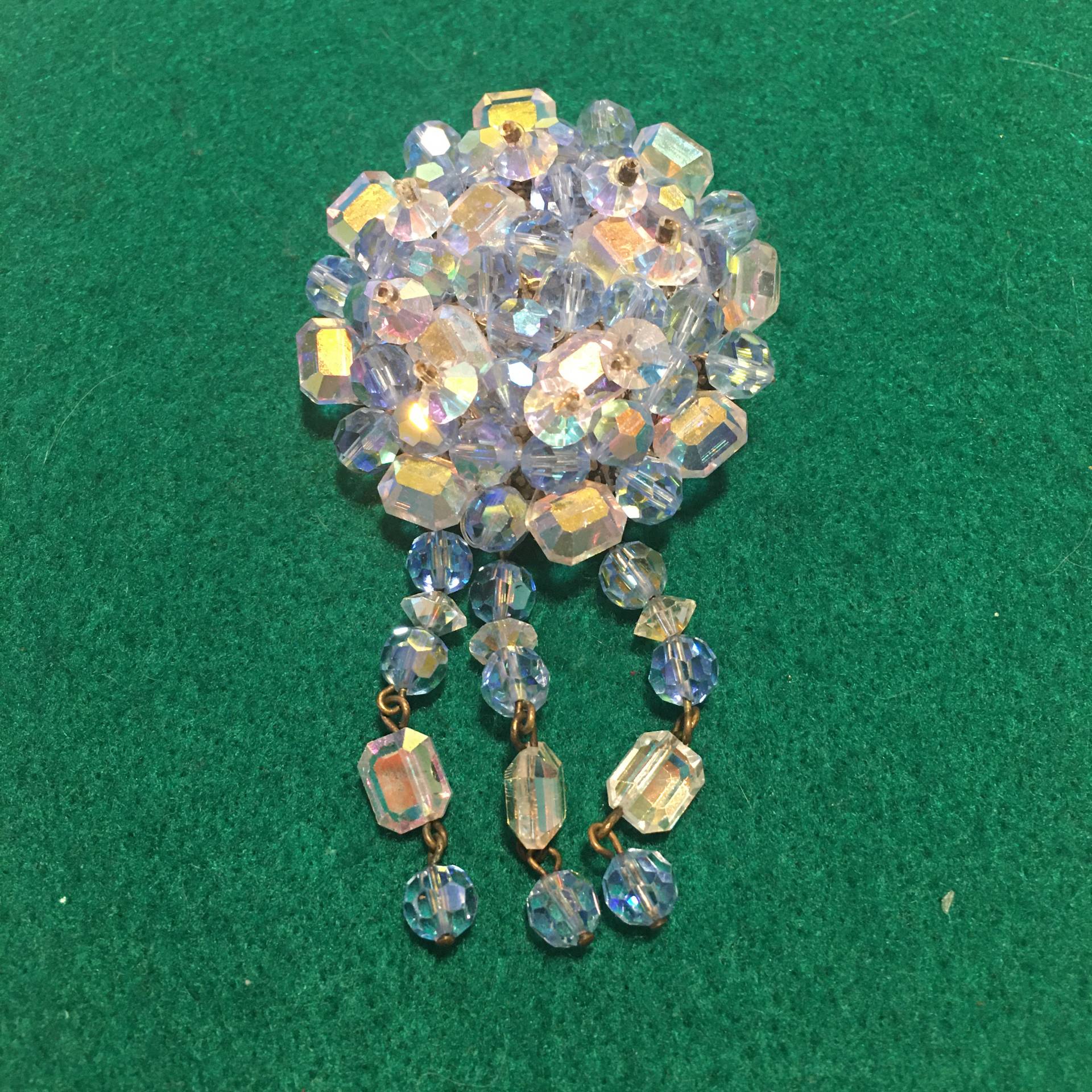 Vintage Brosche Tasseln Aurora Borealis Strass Kunststoff Vintage Brosche Tasseln Aurora Borealis Strass Kunststoff von PeacockBySandy