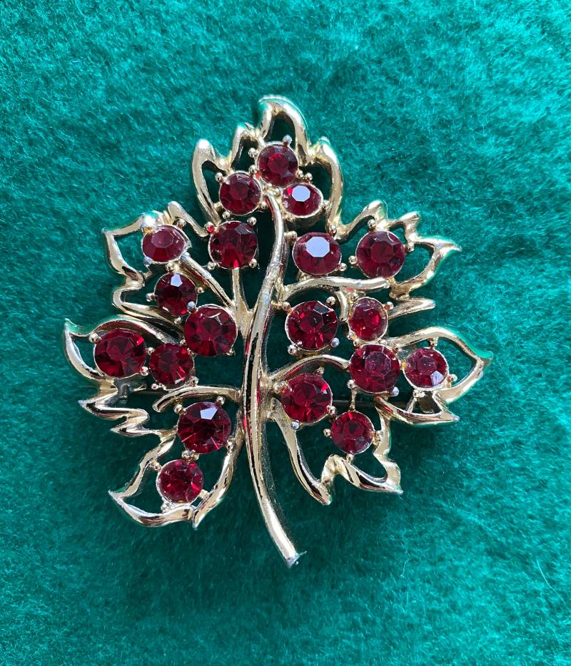 Vintage Designer Brosche „Exquisite" Blatt Roter Strass Vintage Designer Brosche „Exquisite" Blatt Roter Strass von PeacockBySandy