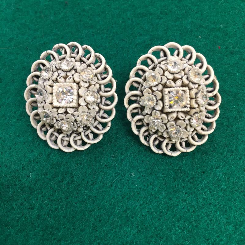 Vintage Designer Ohrclips „Fearher Weight" Emailliert Strass von PeacockBySandy