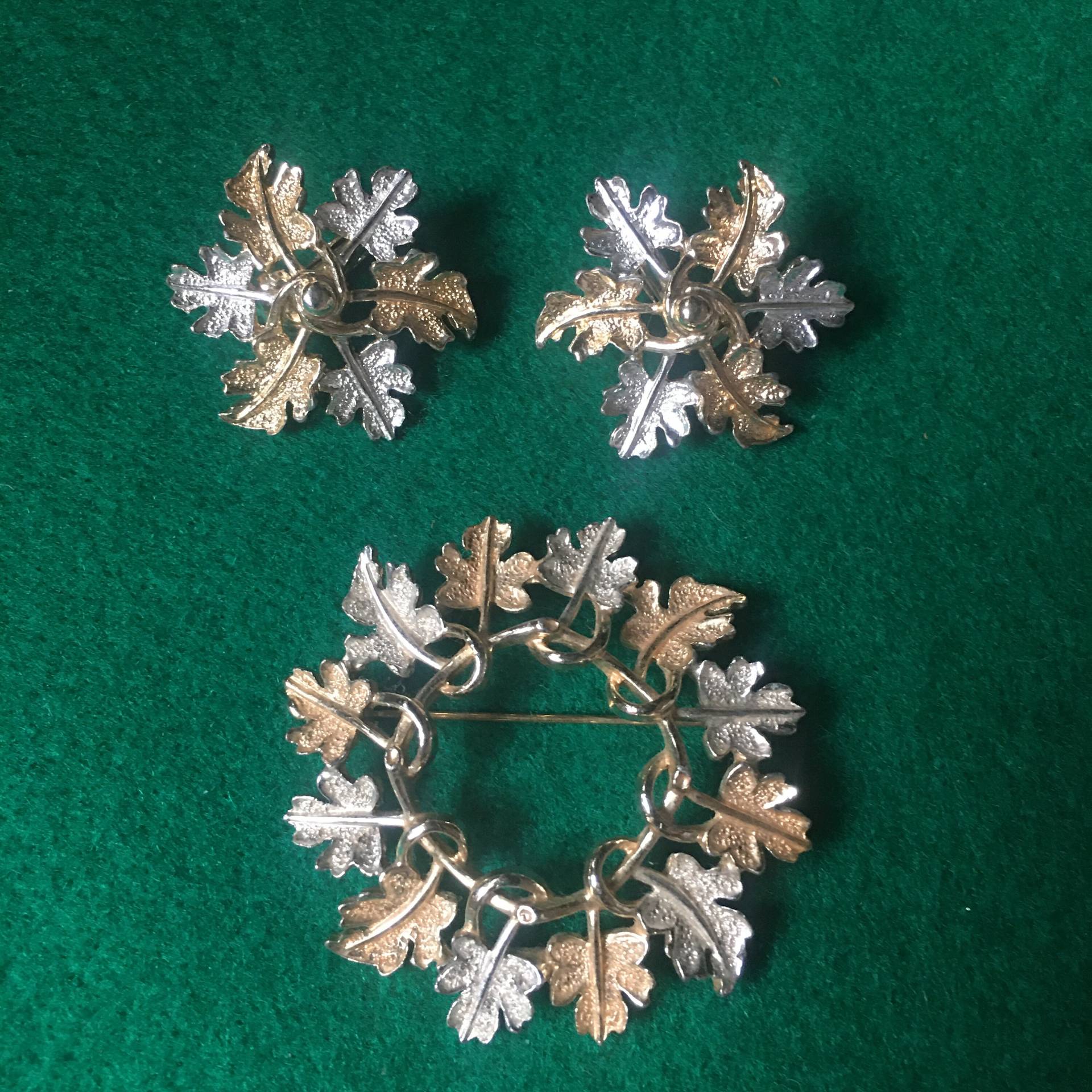 Vintage Designer Schmuckset „Sarah Coventry" Blätter Brosche & Ohrclips Vintage Designer Schmuckset „Sarah Coventry" Blätter Brosche & Ohrclips von PeacockBySandy