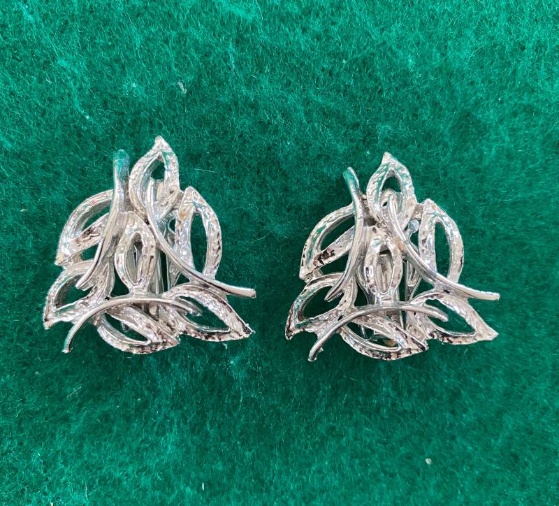 Vintage Ohrclips Blattwerk Silberfarben von PeacockBySandy