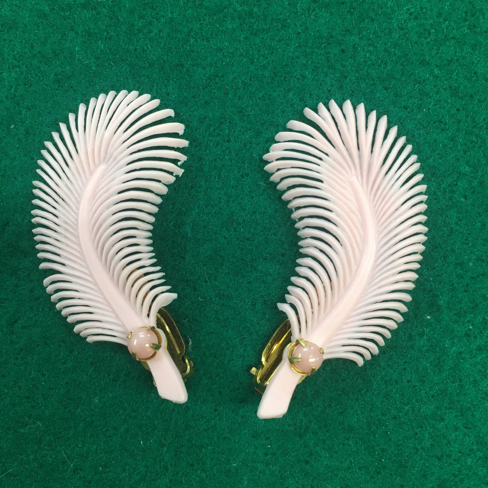 Vintage Ohrclips Feder Softplastik Rosa Ungetragen Vintage Ohrclips Feder Softplastik Rosa Ungetragen von PeacockBySandy