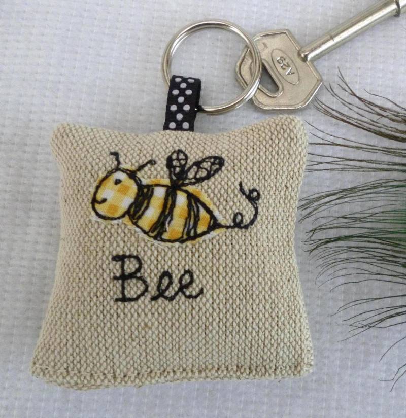 Bee Custom Schlüsselanhänger Mit Optionalem Lavendelduft - Auswahl Der Personalisierung Handmade Perfektes Geschenk Für Mama Freund Nan Muttertag von PeacockEmporiumLady