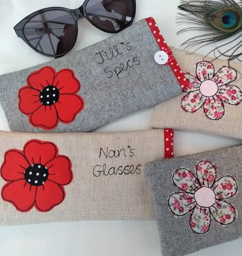 Blumenmohn Brillenetui - Geschenk Für Oma Oder Mutter Leinen Grauer Stoff Personalisiert Mit Name von PeacockEmporiumLady