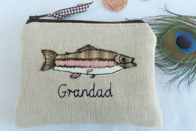 Personalisierte Fisch "Trout Pouch' - Portemonnaie Mit Wunschname Auf Haferflocken-Leinen Ideales Individuelles Geschenk Für Angelfan von PeacockEmporiumLady