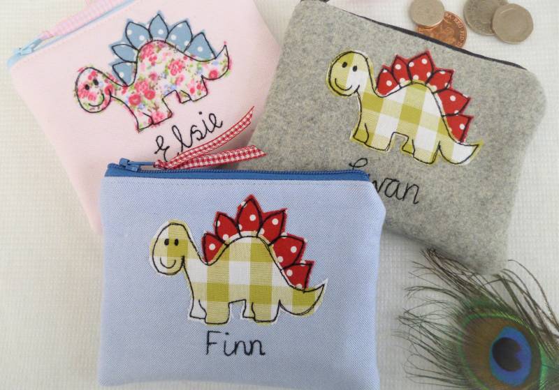 Personalisierte Kinder-Geldbörse Mit Dinosaurier-Design - Benutzerdefinierte Brieftasche Oder Beutel Einer Auswahl An Graublauem Rosafarbenem Stoff von PeacockEmporiumLady